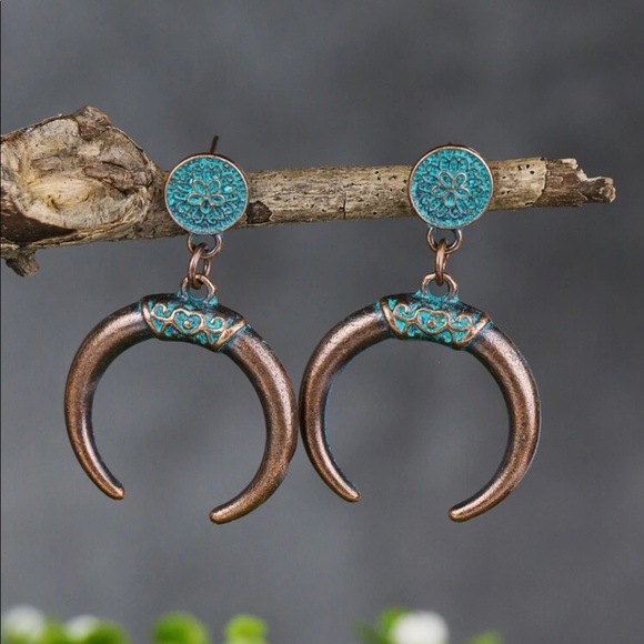 🌻 SALE! 4 FOR $25! Ancient Bronze Moon Drop Earrings - Picture 3 of 3